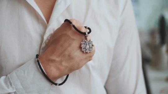 Comment porter des bijoux quand on est un homme ?